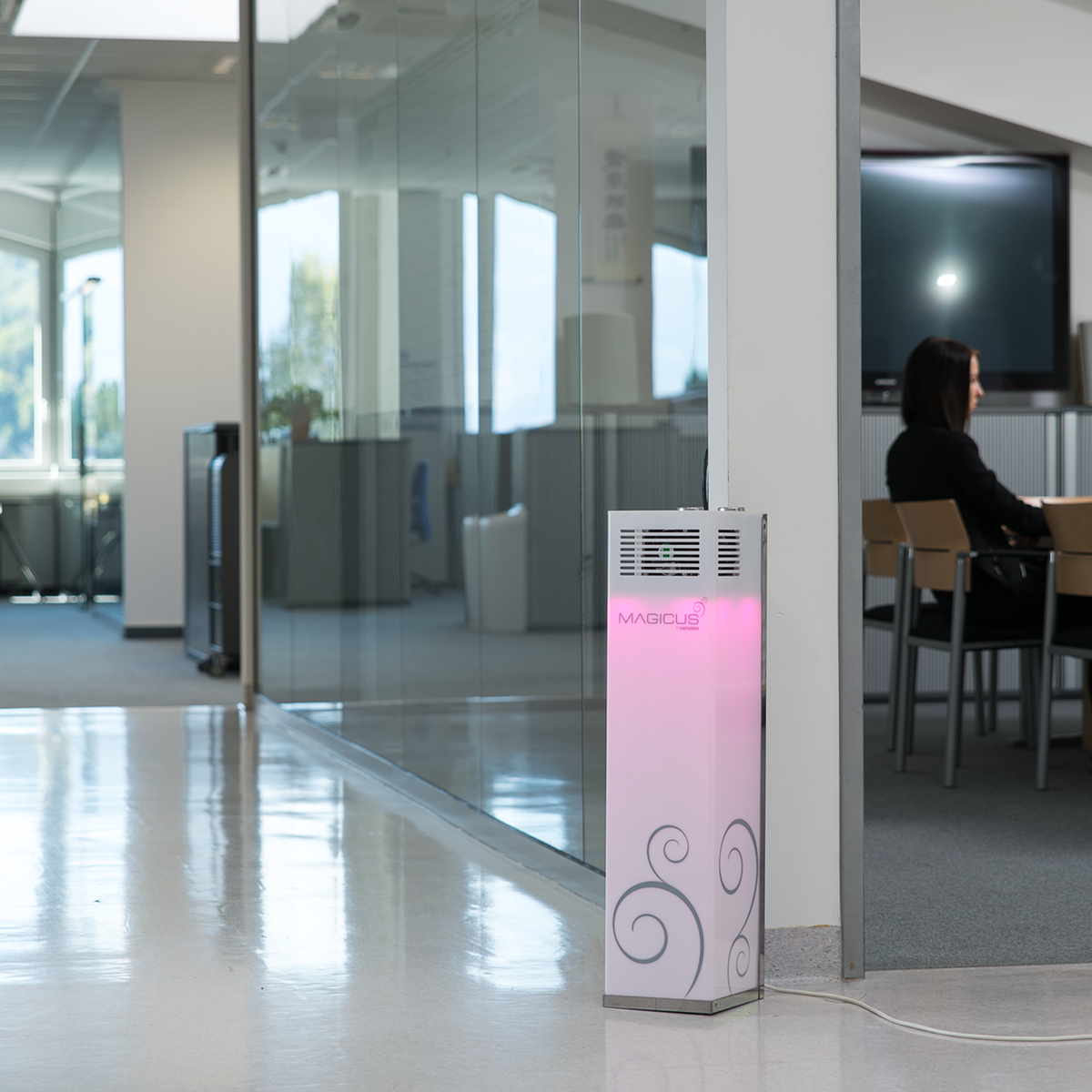 MAGICUS » Scent and light column for automatic room fragrancing
